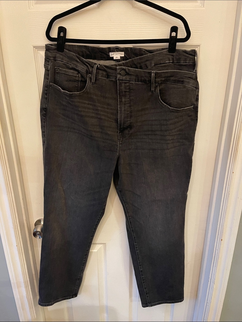 Good American Straight Leg Jeans in Charcoal